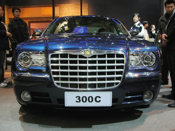Foto Bertanggal November 2006 Menunjukkan Pengunjung Cina Melihat Chrysler 300C — Stok Foto