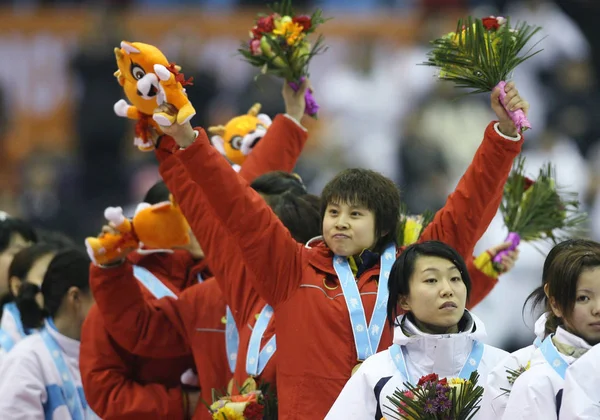 中国の王メンは 第6回アジア冬季競技大会の女子3000Mショートトラックスピードスケートリレーでグループ金メダルを獲得した後 表彰台でチームメイトと祝う — ストック写真
