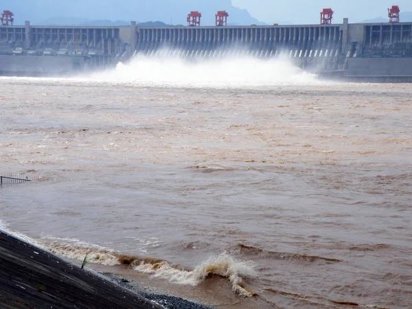 Presa Las Tres Gargantas Descarga Agua Del Río Yangtsé Para —  Fotos de Stock