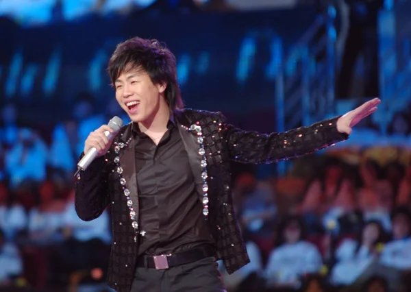 Κινεζικό Τραγουδιστή Yanbin Εκτελεί Κατά Διάρκεια Μιας Συναυλίας Για Ολυμπιακούς — Φωτογραφία Αρχείου