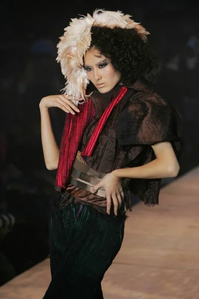 Una Modella Presenta Nuova Collezione Alla Sfilata Mark Cheung 2010 — Foto Stock