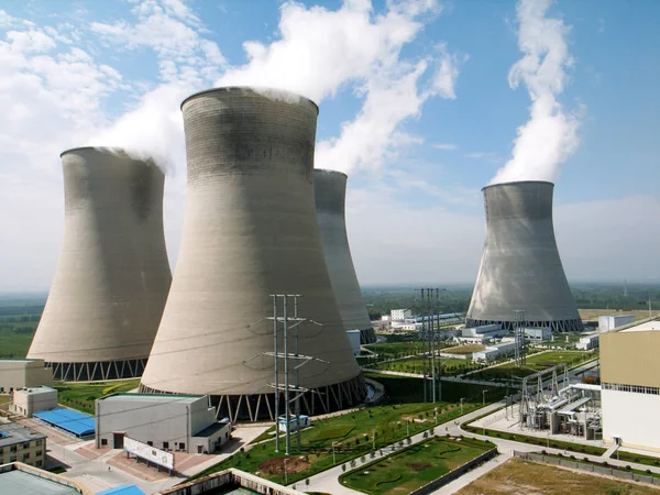 Vede Fumo Emesso Dalle Torri Raffreddamento Una Centrale Elettrica Carbone — Foto Stock