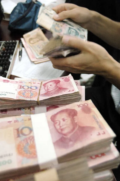 Клерк Китайского Банка Подсчитывает Банкноты Юаня Банке Округе Хайан Город — стоковое фото