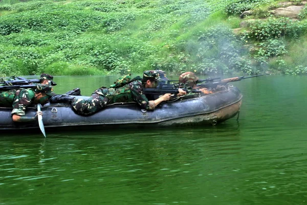 Kinesiska Pla Folk Befrielsearmén Soldater Syftar Båt Flod Militär Borr — Stockfoto
