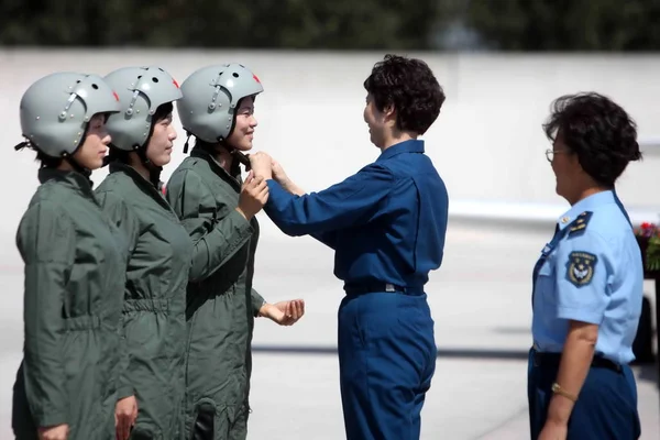 2009年8月30日 在河北省唐山市的一个新的飞行服投递仪式上 一位右二的老女飞行员帮助一位年轻的女飞行员戴上飞行员头盔 — 图库照片