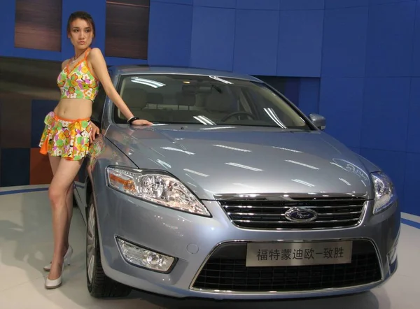 Showgirl Posa Por Carro Ford Mondeo Durante Uma Exposição Nanjing — Fotografia de Stock