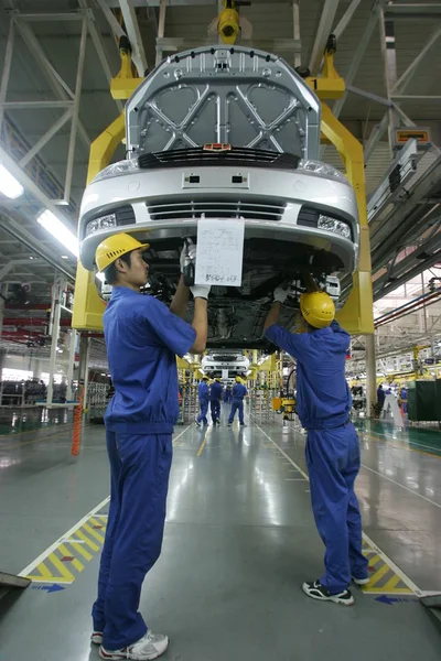 Chinesische Arbeiter Montieren Autos Einem Werk Von Geely Auto Ningbo — Stockfoto