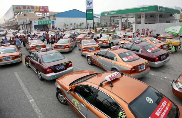 Taxistas Chinos Estacionan Sus Autos Para Bloquear Una Gasolinera Para — Foto de Stock