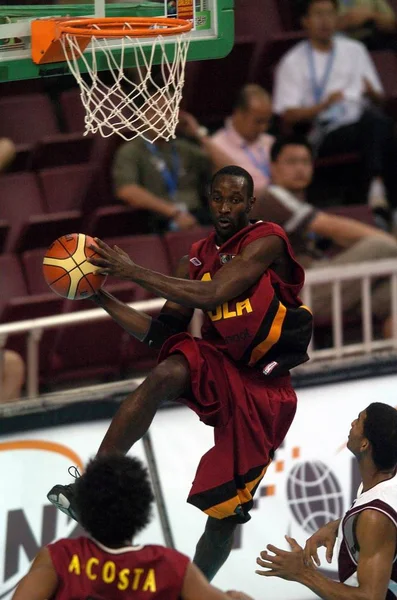 Een Speler Van Angola Springt Slagen Bal Tijdens Een Basketbal — Stockfoto