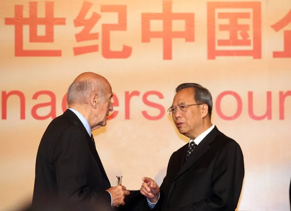 中国国务院副总理曾培炎 在2007年4月10日于北京举行的第十三届中法经济研讨会上与法国前总统吉斯卡尔举行会谈 — 图库照片
