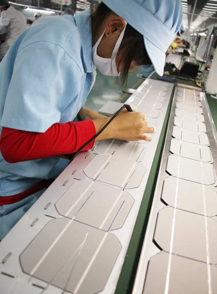 Trabalhadores Fábrica Chinesa Fabricam Painéis Energia Solar Fábrica Eoplly New — Fotografia de Stock