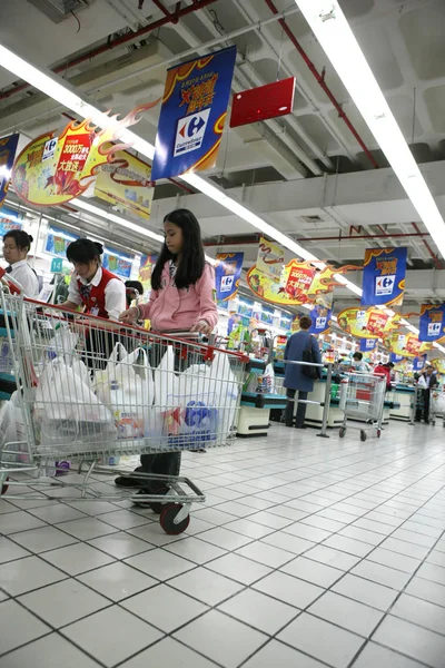Clientes Chineses Saem Depois Fazer Compras Supermercado Carrefour Xangai Abril — Fotografia de Stock