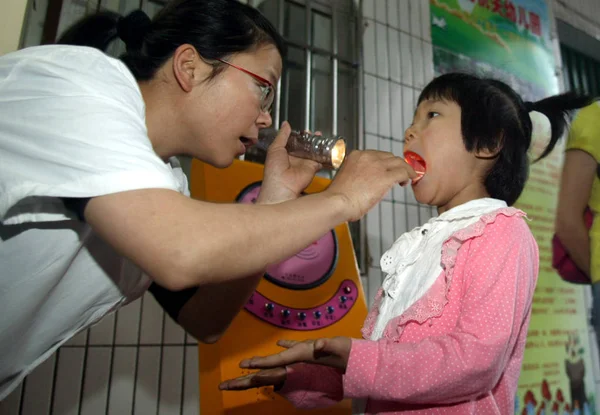 Travailleur Médical Chinois Examine Enfant Pour Prévenir Entérovirus Ev71 Dans — Photo