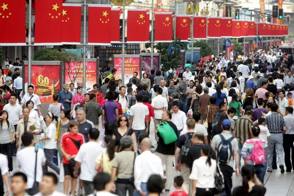 Folle Turisti Passano Davanti Alle Bandiere Nazionali Cinesi Sulla Trafficata — Foto Stock