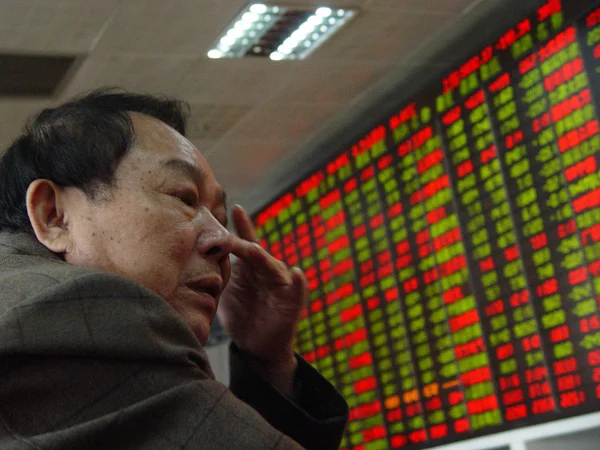 Китайський Інвестора Відчуває Розчарований Перед Великий Екран Який Показує Режимі — стокове фото