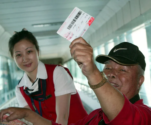 Vecchio Taiwanese Mostra Suo Biglietto Aereo Del Volo Nanchino Taipei — Foto Stock