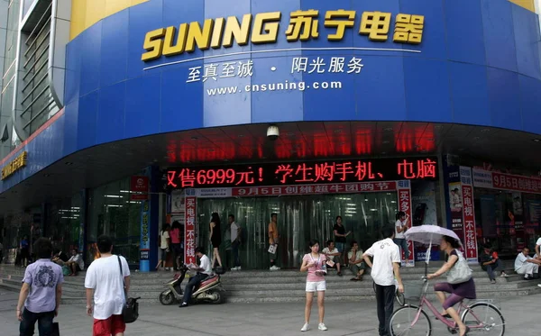 Residentes Locais Passam Por Uma Loja Varejo Suning Wuhan Província — Fotografia de Stock