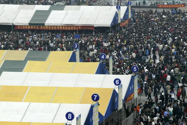 Толпы Китайских Пассажиров Ждут Купить Билеты Поезд Воссоединения Семьи Время — стоковое фото