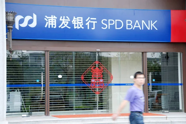 Chino Pasa Por Delante Una Sucursal Del Spd Bank Shanghai — Foto de Stock