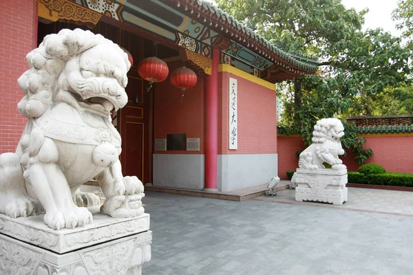 Blick Auf Steinlöwen Eingang Des Xujiahui Campus Der Jiaotong Universität — Stockfoto