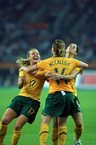 여자의 선수에는 그들은 일요일 2007 톈진에서 친화적인 대표팀에 목표를 합니다 — 스톡 사진