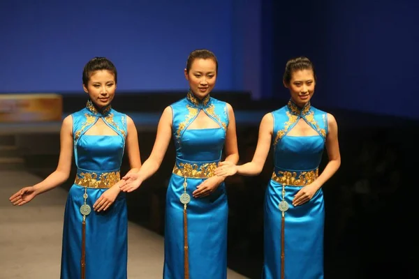 Chinese Volunteers Show Hostess Dresses Featuring Blue One Five Series — 스톡 사진