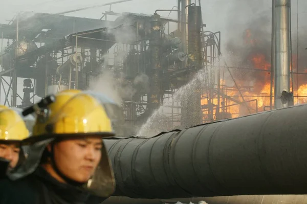 Bombeiros Chineses Tentam Extinguir Incêndio Após Uma Explosão Contêiner Isobutileno — Fotografia de Stock