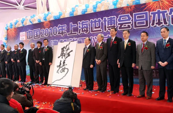 たかはし智秋 経済産業省 貿易産業 その他日本語と中国語の関係者やゲストの第七左 議会の秘書は Shang の万博日本館竣工式典で見られています — ストック写真