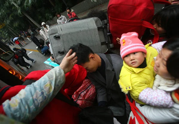 Трудящиеся Мигранты Пытаются Сесть Автобус Пойти Гуанчжоу Железнодорожного Вокзала Гуанчжоу — стоковое фото