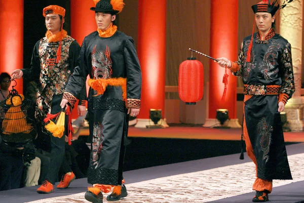 2007年3月23日在北京举行的第十届中国时装周中国服装创作大赛中 模特游行创作对传统齐排套装的现代诠释 — 图库照片