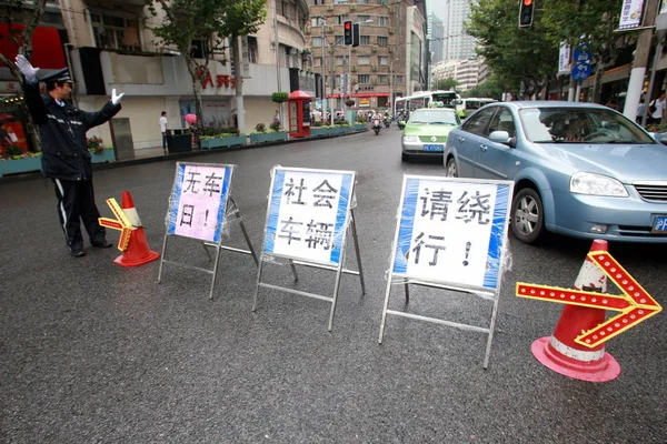 Policía Dirige Los Coches Intersección Shimen Road West Nanjing Road — Foto de Stock