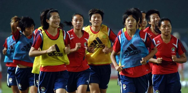 中国国家女足队员在中国中部湖北省武汉举行的 7年亚足联女子世界杯训练课上的比赛 中国将于9月12日与丹麦竞争 — 图库照片