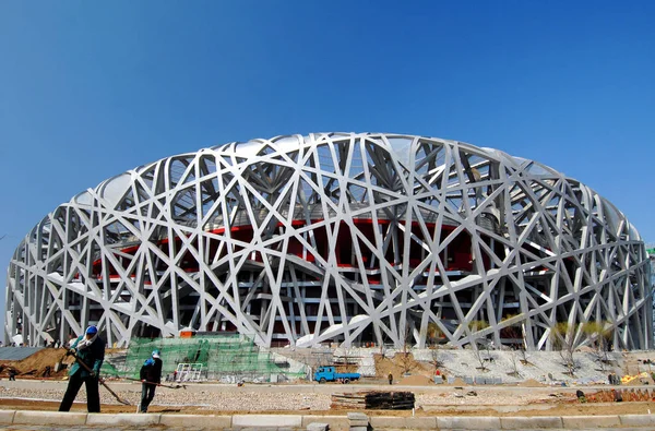 Chinese Arbeiders Effenen Straat Buiten Het Nationale Stadion Bekend Als — Stockfoto