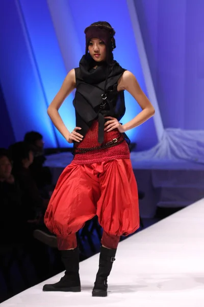 月曜日 2009 日北京 中国ファッション ウィーク中に中国人留学生によるデザインを展示する照準中国のファッション家招待コンテストでモデルのパレード — ストック写真