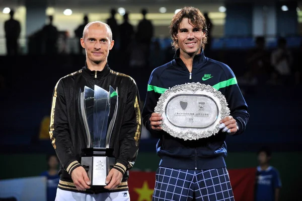 Nikolay Davidenko Rusia Izquierda Rafael Nadal España Sostienen Sus Trofeos — Foto de Stock