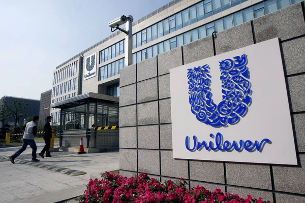 Pessoas Passam Pelo Logotipo Unilever Centro Pesquisa Desenvolvimento Unilever Xangai — Fotografia de Stock