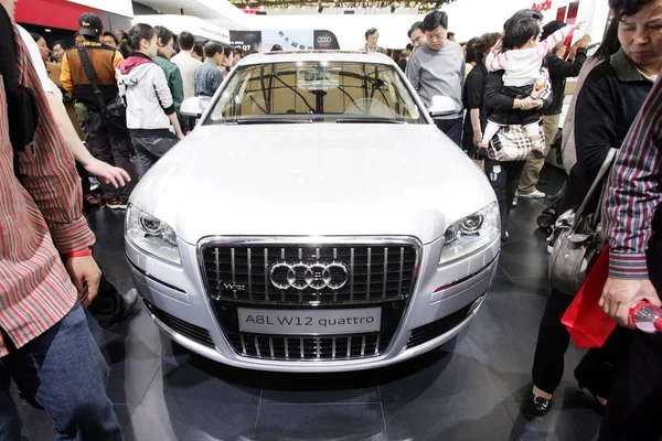 Látogatók Keresni Egy Audi A8L W12 Quattro Kijelzőn Kiállításon Shanghai — Stock Fotó