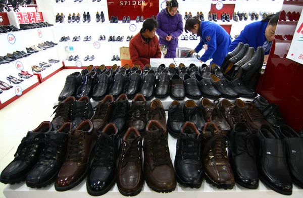 2009년 11월 20일 안후이성 푸양에 매장에서 신발을 쇼핑하는 중국인 — 스톡 사진