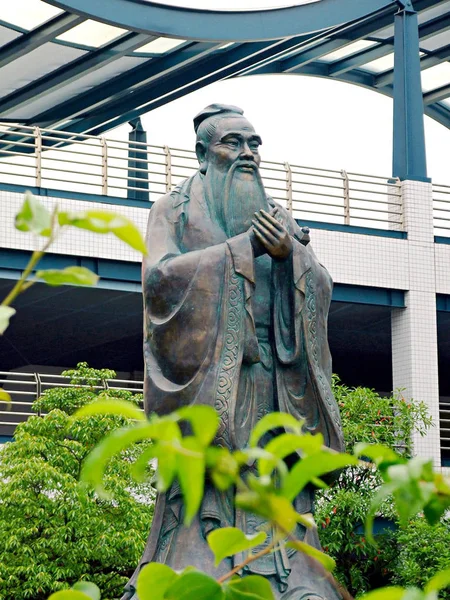 File Vista Una Estatua Del Confucio Campus Zijingang Universidad Zhejiang —  Fotos de Stock