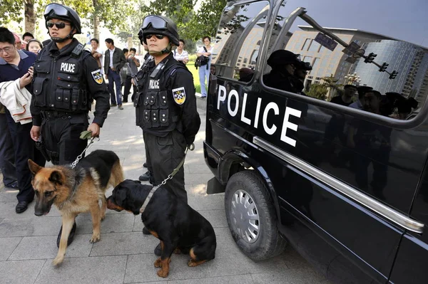 Κινέζοι Ειδικοί Αστυνομικοί Και Σκυλιά Της Αστυνομίας Περιπολούν Στη Λεωφόρο — Φωτογραφία Αρχείου