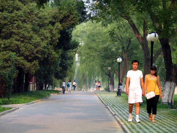 Estudantes Chineses Caminham Longo Uma Rua Campus Universidade Pequim 2004 — Fotografia de Stock