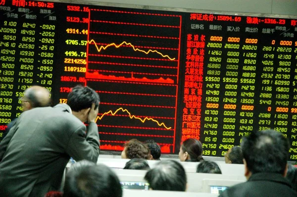 Investor Cina Merasa Kecewa Depan Layar Lebar Yang Menampilkan Informasi — Stok Foto