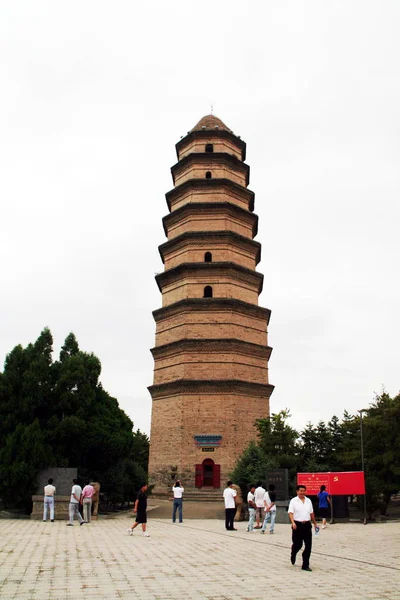 Turyści Odwiedzają Pagoda Yanan Yanan City Północno Zachodniej Prowincji Chinas — Zdjęcie stockowe