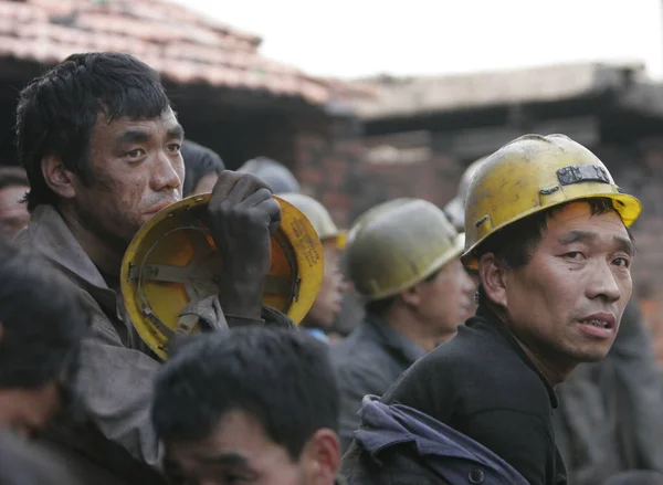 Китайские Спасатели Отдыхают Время Спасательных Работ Угольной Шахте Чжицзянь Уезде — стоковое фото