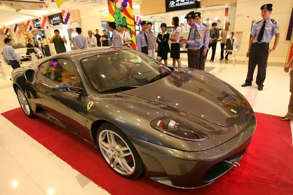 Chinesische Besucher Betrachten Einen Ferrari F439 Der August 2006 Einem — Stockfoto