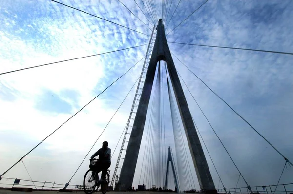 Chinese Man Rides Bicycle Hangzhou Bay Bridge East Chinas Zhejiang — Stock Photo, Image