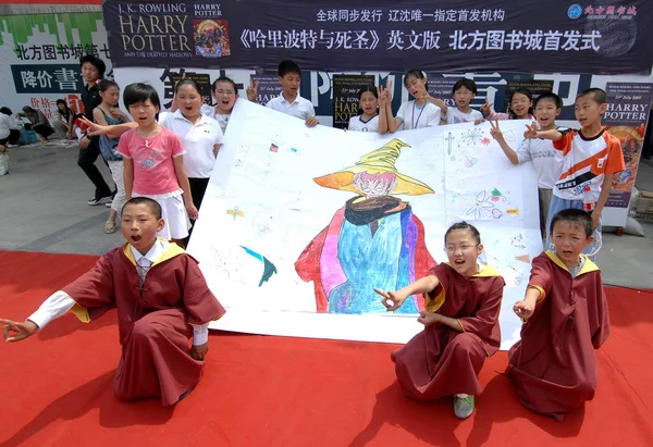 中国の子供たちは 2007年7月21日 中国北東部の浙陽市で 英国の作家J ローリングによるハリー ポッターと死の秘宝の本の発売式でハリー ポッターの絵を見せます — ストック写真