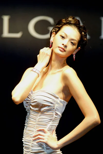 台湾モデルのパティーナ リンは 2007 台湾の台北で発足式で新しいブルガリのジュエリーを示しています — ストック写真