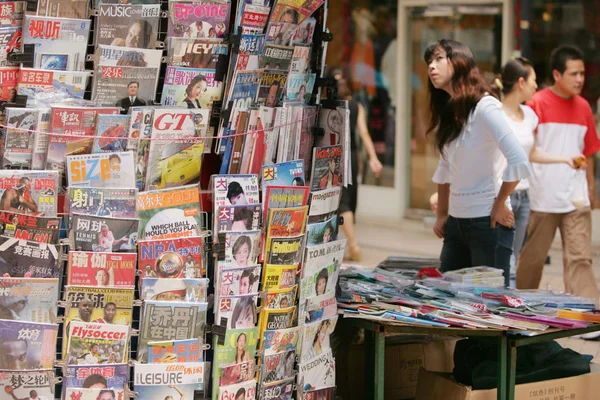 Cinesi Acquistano Giornali Riviste Edicola Shanghai Agosto 2004 — Foto Stock