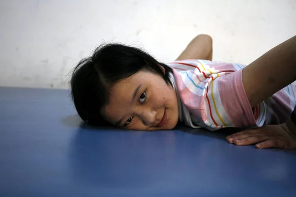 Летняя Китаянка Пострадавшей Землетрясения Школы Бейчуань Потерявшая Ноги Время Учений — стоковое фото